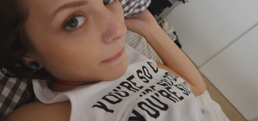 Esmer Üvey Kardeşiyle Odayı Paylaşınca Eli Götüne Gitti - Esmer Porno