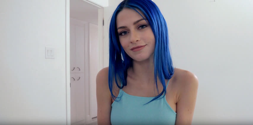 Mavi Saçlı Üvey Kız Kardeşini Sikiyor - Genç Porno